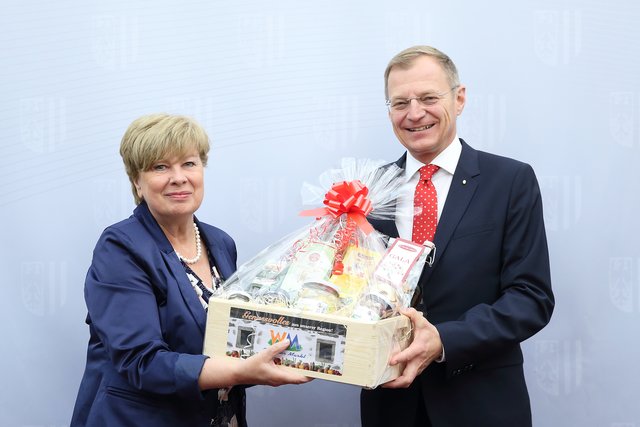 Südböhmens Kreishauptfrau Ivana Stráská und Oberösterreichs Landeshauptmann Thomas Stelzer.