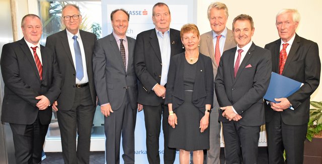 Ein besonderer Höhepunkt war die Ehrung von langjährigen Vereinsmitgliedern. Präsidentin Mag. Ursula Knapp überreichte Sparkassen-Ehrennadeln in Gold an Josef Keiler, Franz Holzer, Walter Anfang, Ulrich Graf Goëss-Enzenberg und Erwin Eberharter. (von links) | Foto: Sparkasse Schwaz