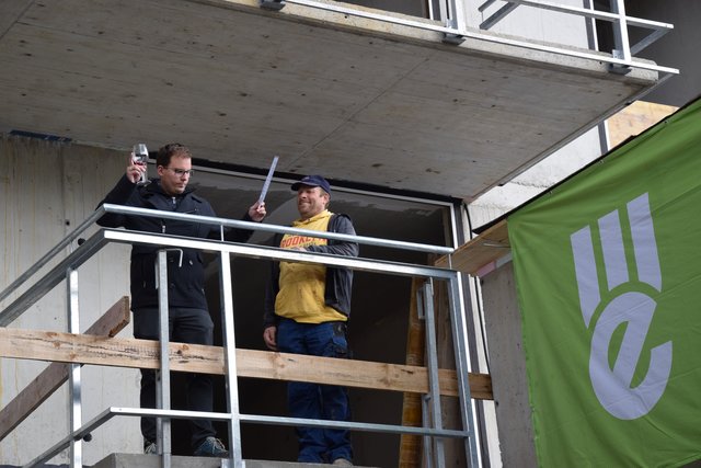 Scherben bringen Glück: Zimmermann und Polier erbaten Gottes Segen für das neue Haus.