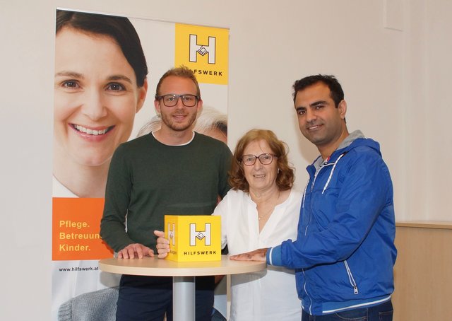 Freiwilligenkoordinator Markus Dürnberger mit den ehrenamtlichen Helfern Christine Weixelbraun und Ali Nazari.