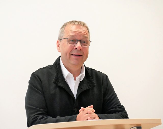 Siegmar Tangl, MSc., Pflegedirektor KH St. Vinzenz Zams, wünschte den Absolventinnen alles Gute für die weiteren beruflichen Wege. | Foto:  Krankenhaus St. Vinzenz Zams 