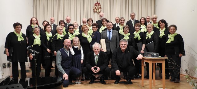 Der Chor mit Bürgermeister Manfred Marihart, Mel Stein, Kaja, Erke Duit und Kurt Kren.