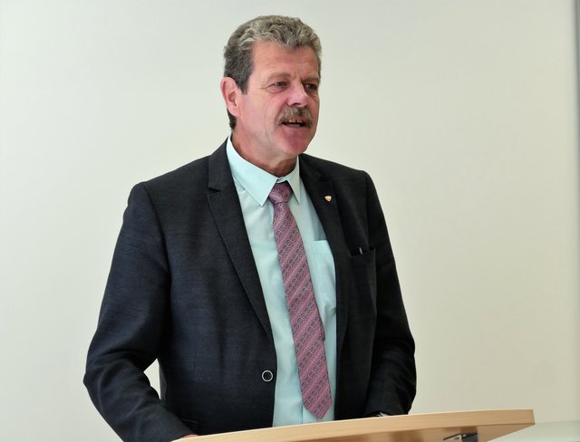 Grußworte und Gratulationen kamen von Dr. Markus Maaß, Bezirkshauptmann Landeck. | Foto:  Krankenhaus St. Vinzenz Zams 