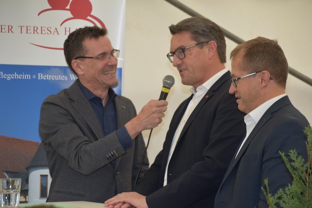 Eröffnungsfeier: OSG-Obmann Alfred Kollar (Mitte) Hans Peter Rucker, Obmann des Mutter-Teresa-Vereins (rechts), im Gespräch mit Moderator Gerfried Pröll.