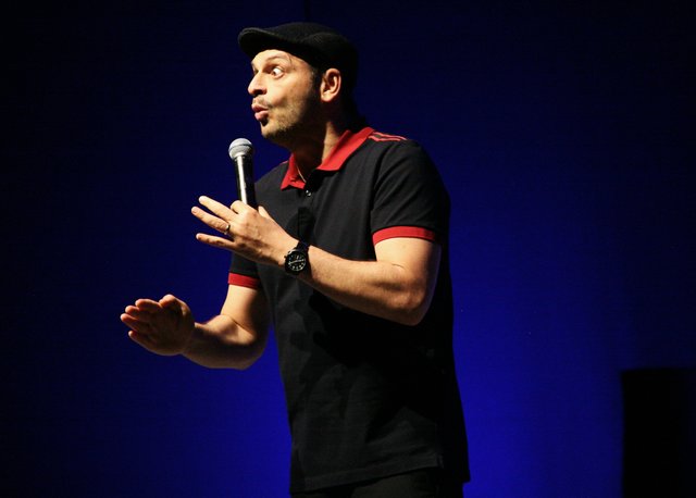 Ein sympathischer Ausraster - Comedian Kaya Yanar überzeugte 1.000 Besucher im Imster Glenthof mit seinem neuen Programm.