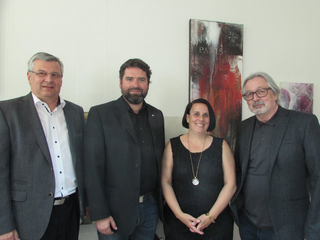 Toni Prantauer, Peter Vöhl und Karl Gitterle mit der Künstlerin Heidi Rainalter. 