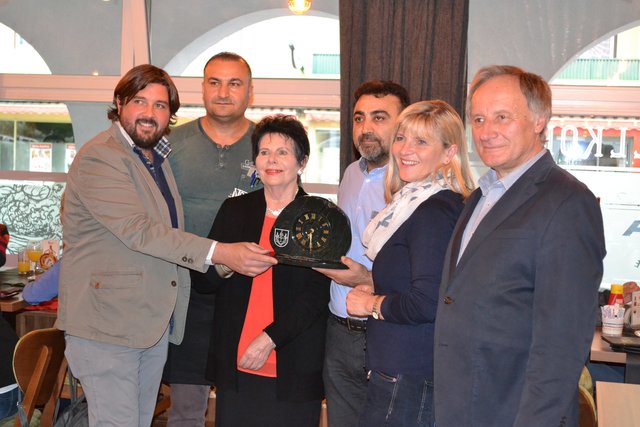Bürgermeister Hans Unger, die Inhaber Hasan Ergül und Ahmet Yelboga, Kuratorin der evangelischen Muttergemeinde Gerti Unger, Vizebürgermeisterin Ingrid Ulreich und Gemeindevorstand Ernst Karner bei der Eröffnungsfeier.