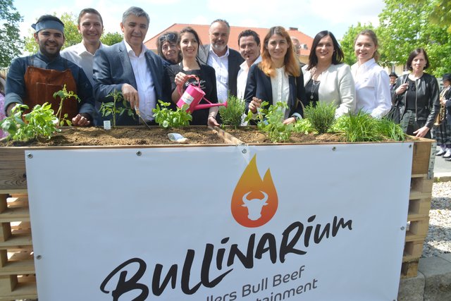 "Stichtag" fürs Bullinarium erfolgte am Hochbeet und bei Sonnenschein.
