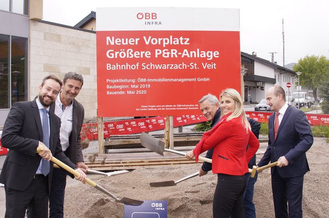 Landesrat Stefan Schnöll, Bürgermeister Andreas Haitzer, Vizebürgermeister Roman Spiegel, Landtagsabgeordnete Sabine Klausner und Engelbert Haller vom ÖBB-Immobilienmanagement beim ersten "Schaufler".