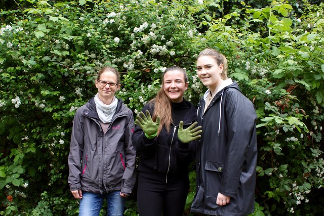 Jetzt beginnt die praktische Gartenarbeit: Lehrerin Katharina Baum mit ihren Schülerinnen Ilda und Victoria (v.l.).