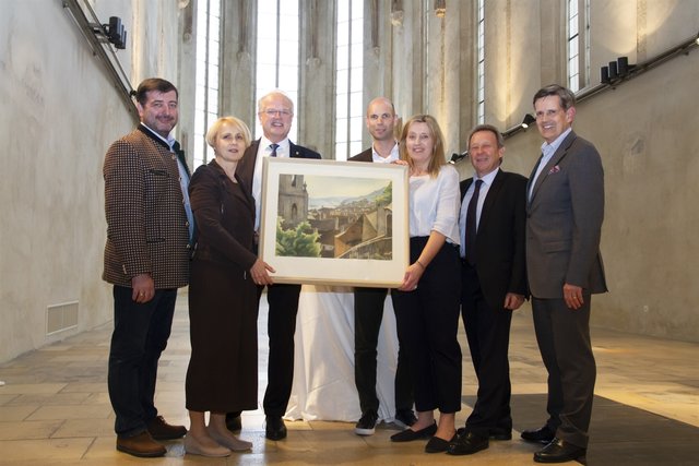 Mit dem Bild “Aus Alt Stein” wurde die Tourismus-Info willkommen geheißen: v.l.: Landtagsabgeordneter Josef Edlinger, Doris Denk (Bereich Kultur, Bildung, Tourismus), Bürgermeister Dr. Reinhard Resch, MMag. Gregor Kremser (museumkrems), Gabriela Hüther (Krems-Tourismus), Alfred Pech (Stadtmarketing) und Prof. Christoph Madl (NÖ Werbung). © Stadt Krems