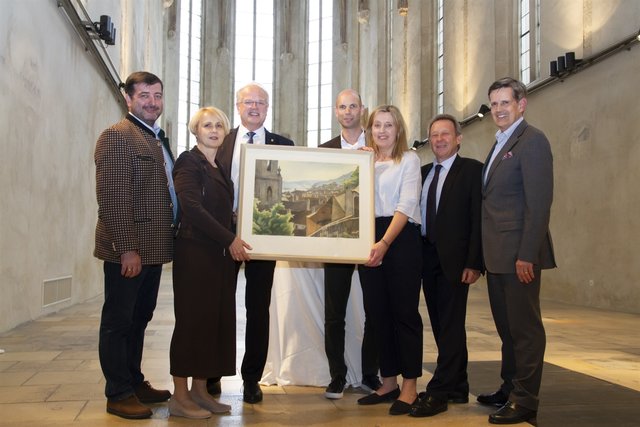 Mit dem Bild “Aus Alt Stein” wurde die Tourismus-Info willkommen geheißen: v.l.: Landtagsabgeordneter Josef Edlinger, Doris Denk (Bereich Kultur, Bildung, Tourismus), Bürgermeister Dr. Reinhard Resch, MMag. Gregor Kremser (museumkrems), Gabriela Hüther (Krems-Tourismus), Alfred Pech (Stadtmarketing) und Prof. Christoph Madl (NÖ Werbung). © Stadt Krems | Foto: Stadt Krems