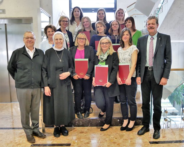 Siegmar Tangl, MSc, (Pflegedirektor KH St. Vinzenz Zams), Beate Zangerl, MSc, (Direktorin St. Vinzenz Bildungszentrum), Sr. Maria-Lydia Aschbacher
(Oberin), Dr. Markus Maaß (Bezirkshauptmann Landeck) mit den zehn Pflegefachassistentinnen der Ausbildung 2017-2019 bei der Diplomfeier.