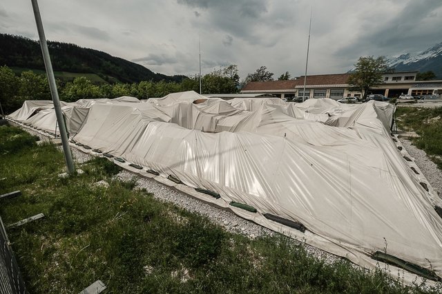 Die eingeknickte Traglufthalle in Hall gibt weiterhin Rätsel auf. Nach wie vor steht noch nicht fest, warum sie eingeknickt ist.