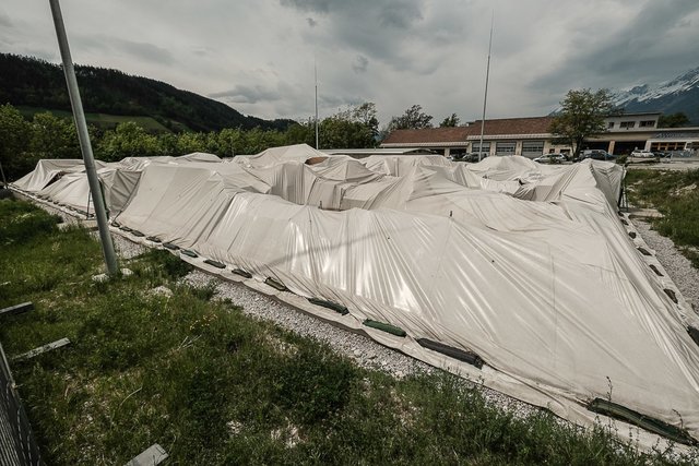 Die eingeknickte Traglufthalle in Hall gibt weiterhin Rätsel auf. Nach wie vor steht noch nicht fest, warum sie eingeknickt ist. | Foto: Michael Kendlbacher