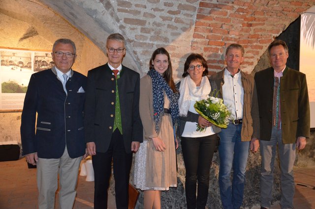 Obmann Hubert Steiner-Holzmann, Dir. Josef Eisl, Martha Kaserbacher, Monika und Manfred Schrempf und AR-Vorsitzender Rudolf Palzenberger (v.li.).