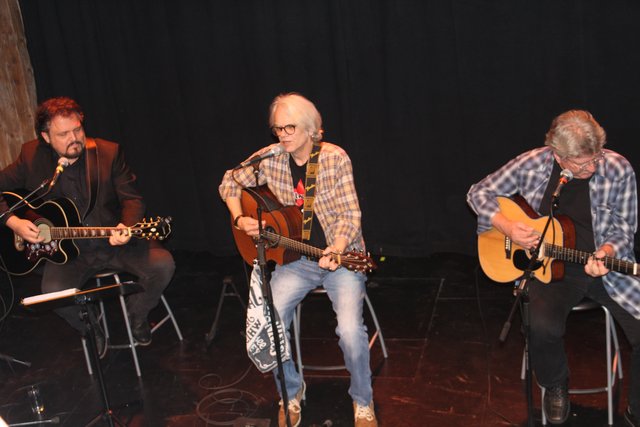 "A Drei" machten bei vielen bekannten Austropop Songs viel Stimmung im Theaterstadl