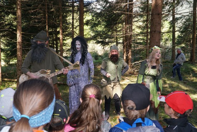 Das Schutzwaldmärchen fesselte die Kinder. Almajuri, die Sturmhexen und weitere Gesellen wussten Interessantes zu erzählen. | Foto: Reichel