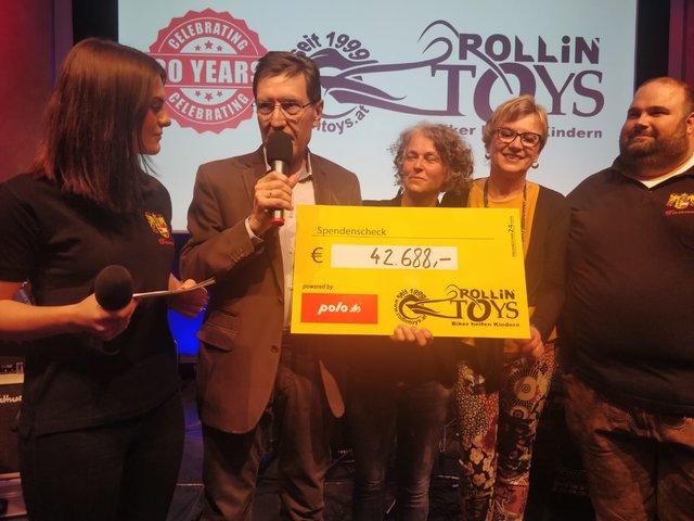 Hubert Stotter von der Diakonie nimmt die Spende der Rollin'Toys in der Rekordhöhe von 42.688,-- entgegen (Bild Kradreiter)