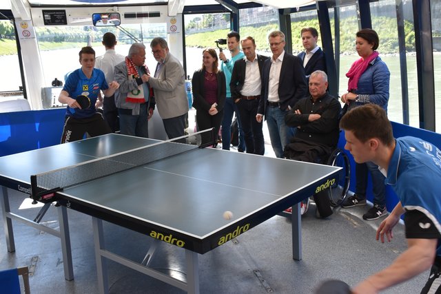 Eine Exhibition auf dem Panoramaschiff "Amadeus" auf der Salzach – Kuchls Thomas Ziller (hinten) und UTTC Salzburgs Michael Trink (vorne) stimmten sich vor den Augen unter anderem von Vizebürgermeister Bernhard Auinger auf das Finalturnier im Sportzentrum Nord ein.