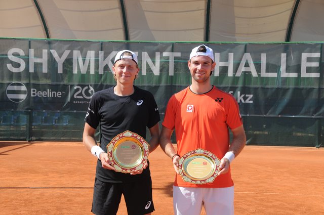 Turniersieg im Doppel in Shymkent/Kasachstan: Jurij Rodionov (r.) und Emil Ruusuvuori (FIN)