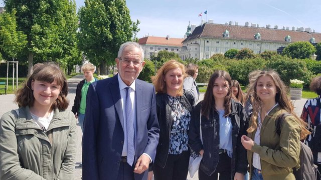 Eyleen Reicher (6dw), Lea Muster (7aw) und Carina Woschnigg (7aw) waren gemeinsam mit Mag. Gabriele Zsilavecz bei Bundespräsident Van der Bellen.