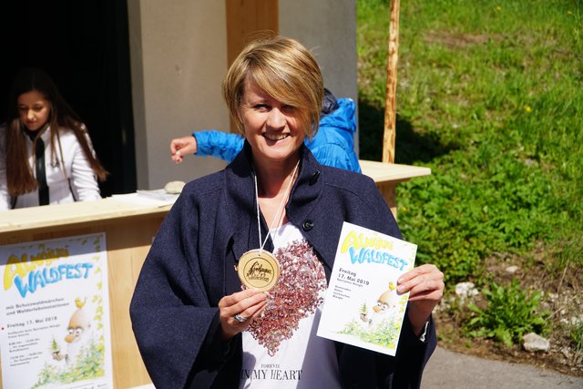 Bezirkshauptfrau Katharina Rumpf wurde offiziell als Teilnehmerin des Waldfestes ausgezeichnet. | Foto: Reichel