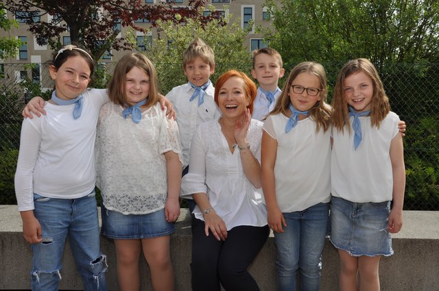Mit Freude dabei: Mia, Viktoria, Samuel, Maximilian, Marie und Lina von der Volksschule Meiselding mit Chorleiterin und Volksschuldirektorin Birgit Petschacher