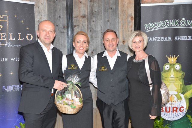 Zahlreiche Gratulanten, darunter auch Bundesrat Bruno Aschenbrenner mit Frau, stellten sich am Donnerstag zur Wiedereröffnung der neuen Burg in Spielberg ein. Am Foto Robert und Birgit Neumann mit ihren Gästen. Fotos: Pfister
