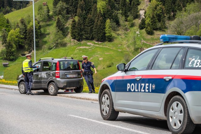 Der Pkw kippte um – die Lenkerin wurde verletzt.