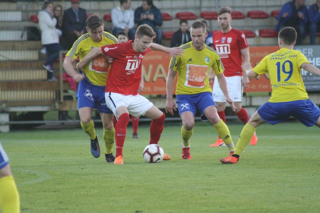 Teodor Brankovic (m., rot) sorgte mit dem 3:1 für die Entscheidung zugunsten der Union St. Florian.