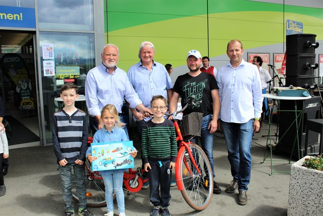 Niklas Gürtler, "Glücksengerl" Franziska, Stefan Maier, Manfred Schönhardt (hi. v. li.), Leon Gürtler und Center-Leiter Dietmar Schatz (von links)