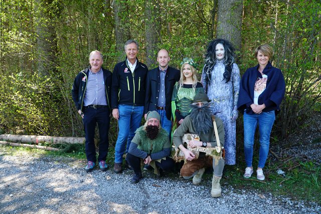 BFI Josef Walch, LFI Josef Fuchs, Bgm. Christian Müller und BH Katharina Rumpf mit Almajuri und seinen Freunden. | Foto: Reichel