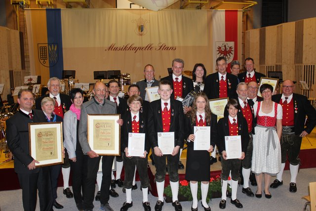 Die geehrten Musikantinnen und Musikanten der BMK Stans zusammen mit Bürgermeister Michael Huber, Bezirksobmann Musikbund Schwaz Walter Brunner & Bezirksobmann-Stv. August Rappold