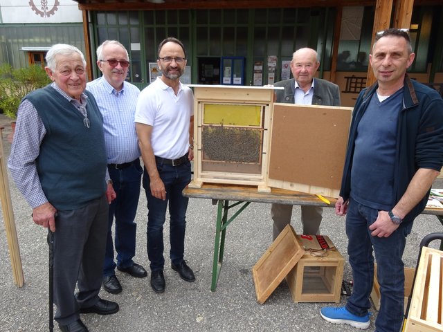 Dietmar Marass (ganz rechts) mit Imker-Kollegen vor dem Bienenstock