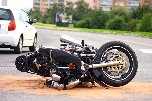 Kollision zwischen Motorrad und Pkw