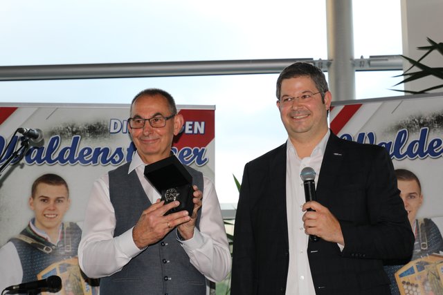 Walter Brunner wurde von Mag. Stephan Mayr als Geschenk eine Uhr überreicht