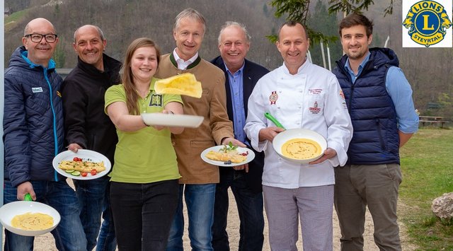 Am Foto am Stausee Klaus v.l.: Sigi Schwarz (Gasthof Kaiserin Elisabeth), Zyndpunkt-Chef Andreas Oliva, Stefanie Kopf (Gasthaus Hüthmayr), Günther Bernegger (Präsident Lions-Club Steyrtal), Fisch-Experte Gerhard Bades (Eisvogel), Konditormeister Joschi Illecker und Rene Judmaier (Gasthaus Seeblick) – nicht am Foto ein Vertreter des Gasthauses Federlehner.