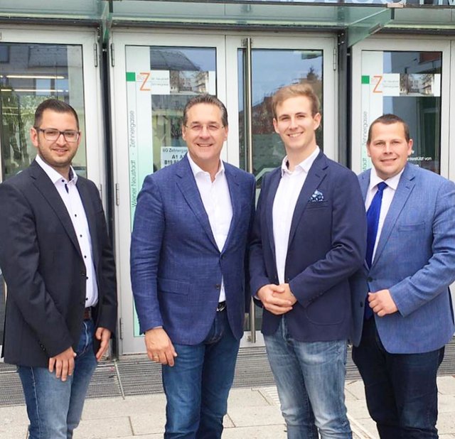 Strache mit Politikern und Schulsprecher in der Zehnervierte-Schule.