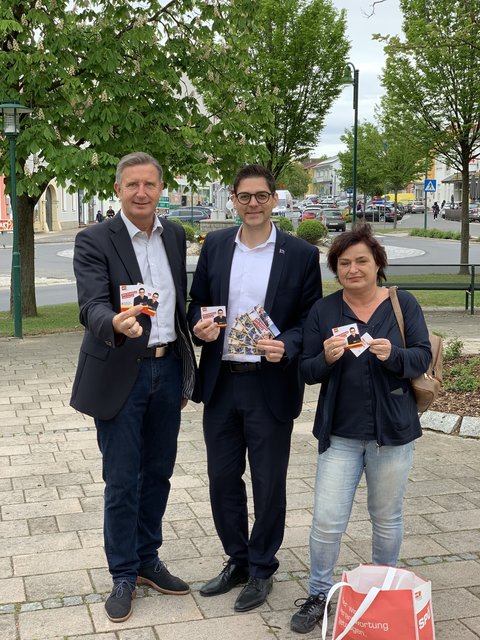 Im Wahlkampf: Spitzenkandidat Christian Dax (Mitte) mit LAbg. Ewald Schnecker und SPÖ-Bezirksgeschäftsführerin Silvia Reczek.