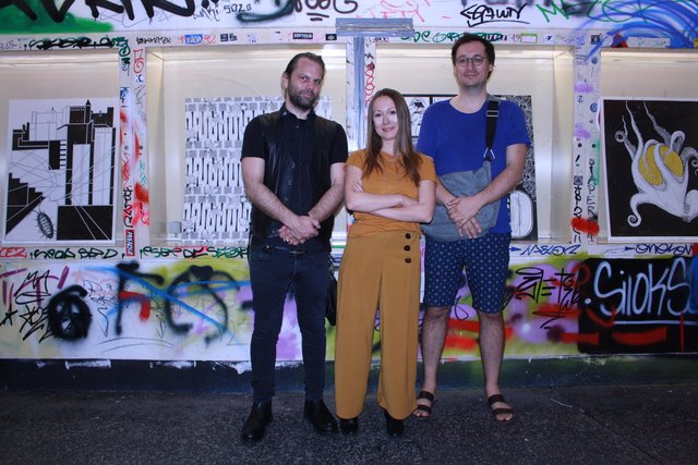 Daniel Toporis (links,Bildhauer), Magdalena Fuchs (Fotografin), und Stefan Heizinger von der SUPER-Initiative