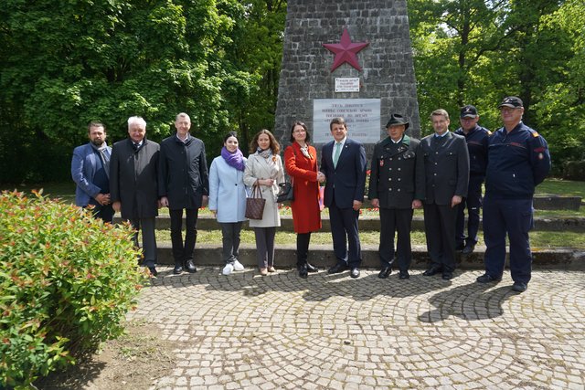 Empfang der Delegation der "Russischen Gesellschaft Österreichs" beim Denkmal des Soldatenfriedhofs in der Burgauer Straße.