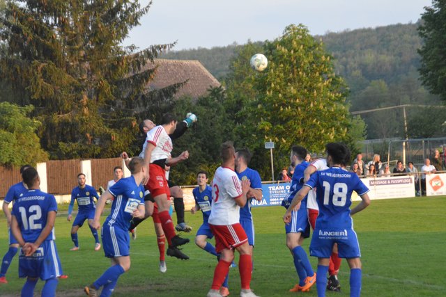Tabellenführer Welgersdorf - hier Keeper Jenö Toth gegen Rene Posch - setzte sich im Bezirksderby durch.