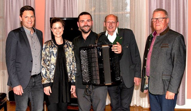 Die beiden Künstler mit ihren Gastgebern.