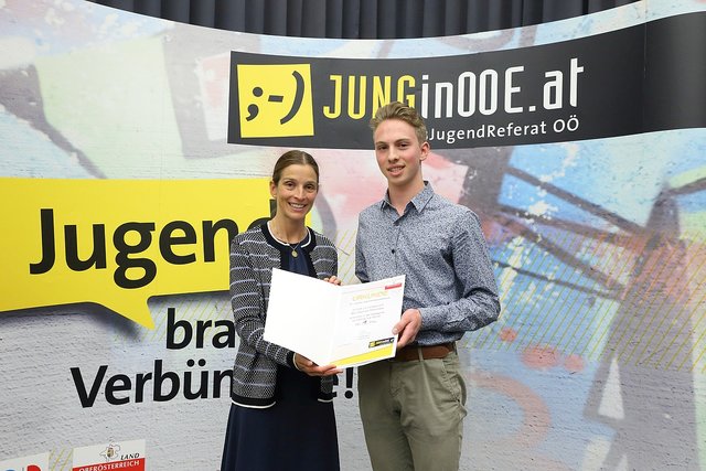 Landtagsabgeordnete Elisabeth Manhal überreichte die Urkunde für den 1. Preis im Redewettbewerb an Peter Leitenbauer aus Waldneukirchen. Foto: Heinz Kraml, Land OÖ
