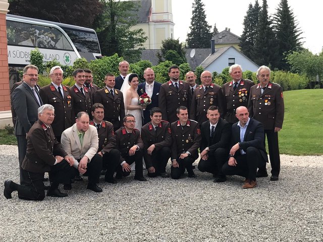 Die Kameraden der Stadtfeuerwehr Oberwart gratulierten Ronald und Nicole zur Hochzeit.