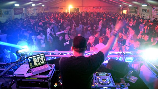 Club-Feeling kommt im Festzelt am Samstag, dem 1. Juni, mit WM-Sounds und Star-DJ Ivan Fillini auf.