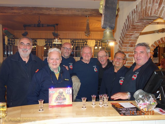 Die Gumpoldskirchner Feuerwehr Veteranen beim Mostheurigen Zierhof: Alfred Peischl, Alt-Kommandant Alfred „Ali“ Reisacher, Manfred Grabner, Rudolf Zastera, Hans-Peter Schneider, Wilhelm Hiermayer und Robert Wostry. 