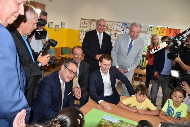 Strache inmitten der übrigen Polit-Prominenz in der Kriegsspital-Schule.