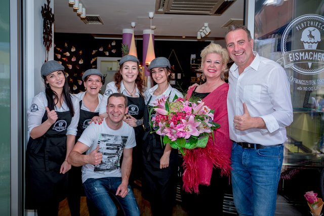 Franz und Maria Böhmer (re) mit ihrem Team sind mit ihrer Eisboutique der neue Platzhirsch in Velden